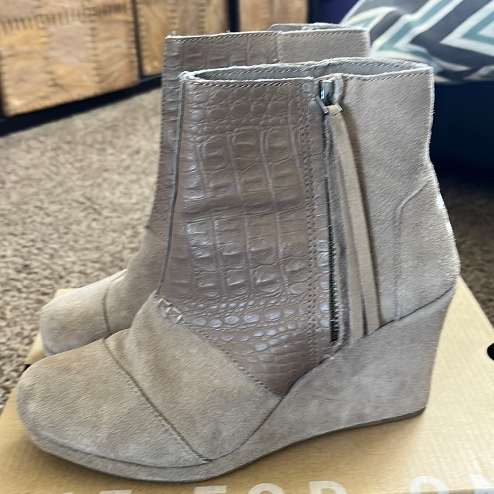 Desert Wedge Taupe Suede Toms Size 7